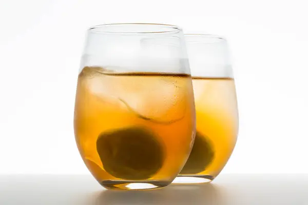 Szklanki Napojem Alkoholowym Kostkami Lodu Białym Tle — Zdjęcie stockowe