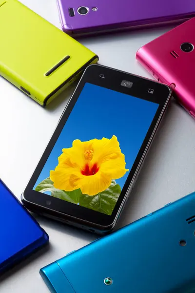 Moderne Mobiele Telefoons Met Verschillende Kleuren Witte Achtergrond — Stockfoto
