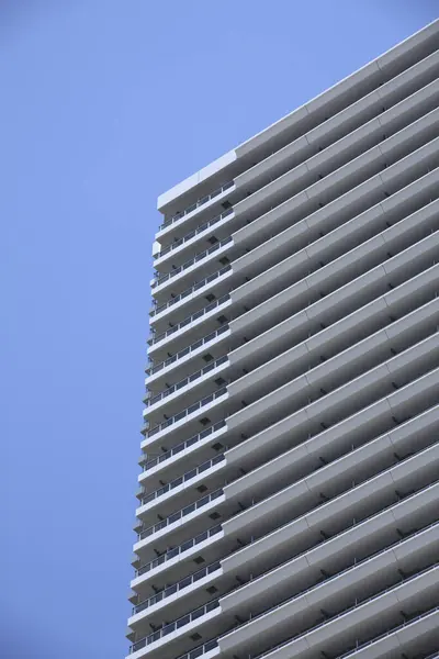 Colpo Angolo Basso Edificio Moderno Con Cielo Blu Chiaro — Foto Stock