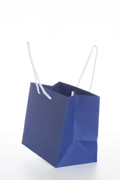 白色背景蓝色购物袋的特写视图 — 图库照片