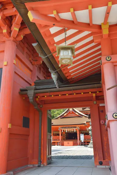 Güzel antik Japon tapınağının manzaralı görüntüsü.