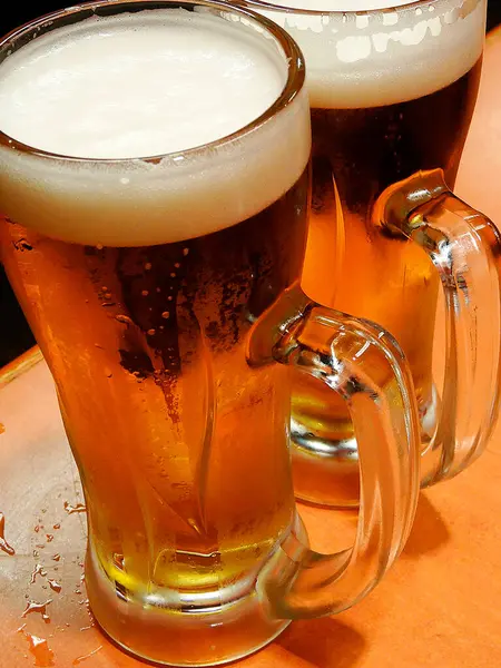 Vasos Cerveza Ligera Con Espuma Sobre Mesa —  Fotos de Stock