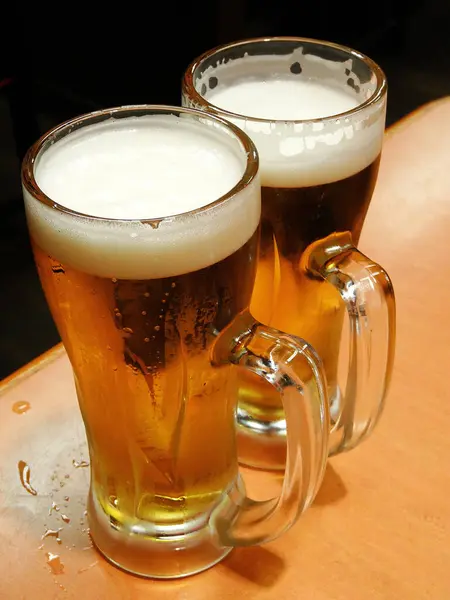 Gläser Leichtes Bier Mit Schaum Auf Dem Tisch — Stockfoto