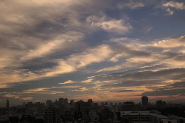 Prachtige Zonsondergang Hemel Met Wolken Skyline Van Stad — Stockfoto