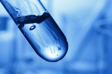 Mavi arka planda laboratuvar camları var. Laboratuvarda kimyasal test, bilim konsepti                            