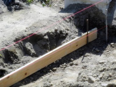 Tahta kirişli ve düzleştirme ipli inşaat alanı