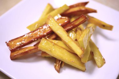 patates ketçap ve mayonez ile