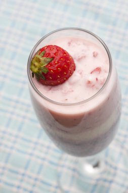 Masada organik çilekli yoğurt var.