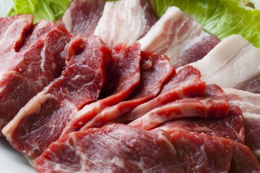 Çiğ sığır eti dilimlerinin yakın plan çekimi, et arka plan