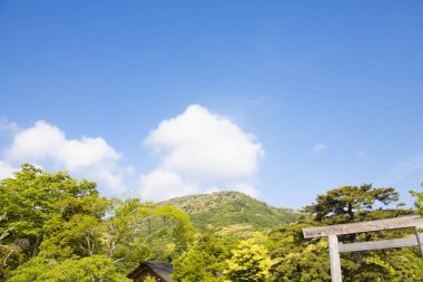Güzel manzara ve beyaz bulutlu mavi gökyüzü. Japonca.