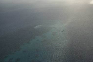 güzel turkuaz deniz su yüzeyinin havadan görünüşü       
