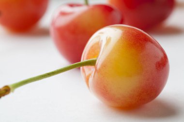 Beyaz arkaplanda taze kirazların görüntüsünü kapat