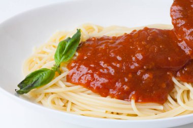 fesleğen yapraklı ve domates soslu spagetti.