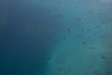 güzel turkuaz deniz su yüzeyinin havadan görünüşü       