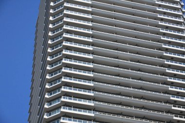 Japon şehrinde modern bina, mavi gökyüzü arka planında gökdelen 