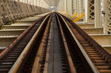 Köprünün demiryolu parça