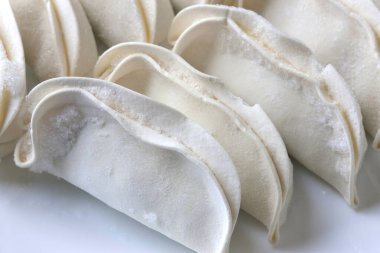 Tabakta çiğ hamur köftesi, yakın plan.