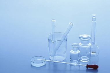 Mavi arkaplanlı laboratuvar camları