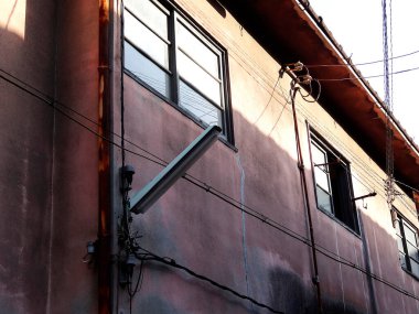 Şehirdeki eski binaların dışında. 