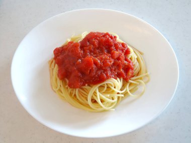 Masada domatesli ve peynirli spagetti