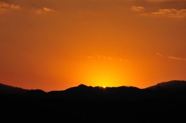 günbatımı gökyüzü güneş ve bulutlarla