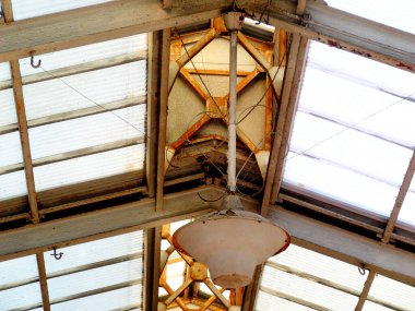 Şehirde pencereleri olan terk edilmiş eski bir bina.