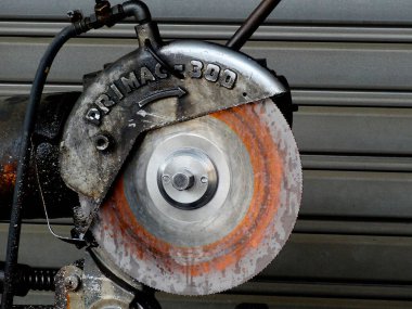 Paslı kenarlı dairesel testere bıçağının yakın çekimi