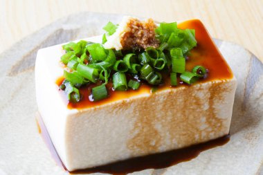 Tofu, soya sosu ve yeşil soğan mutfağı fotoğrafı. 