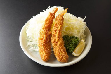 Kızarmış karides, tempura ve salata.