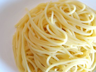 Beyaz kasede makarna.