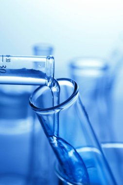 Laboratuvarda cam eşyalar, araştırma.