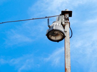 Mavi gökyüzünün arka planında sokak lambası 