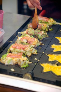 Okonomiyaki pişiriyorum.