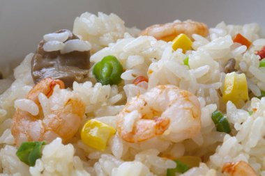 Deniz ürünleri ve sebze ile pirinç