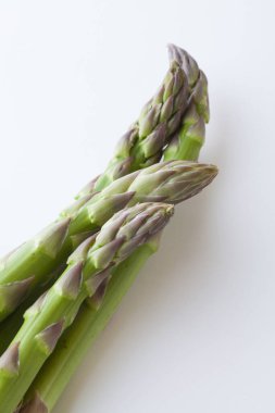 beyaz zemin üzerinde kuşkonmaz