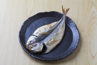 Siyah tabakta çiğ balık. Üst Manzara. Boşluğu kopyala.