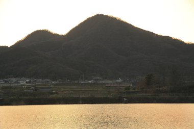 Akşamları göl manzarası.