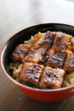 Japon yemeği, tabağında balık olan kızarmış pilav.