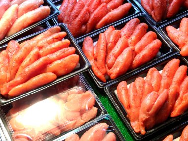 Süpermarkette taze çiğ tavuk