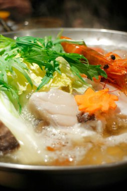 Japon mutfağı, sebzeli sıcak çorba, deniz ürünleri ve erişte.