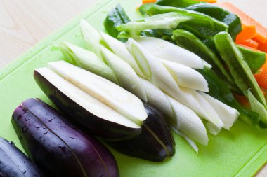 Tahta masadaki taze sebzeler, kapatın. 