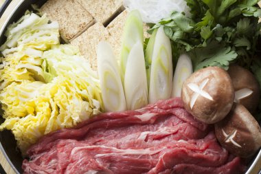 Sukiyaki güveci. Lezzetli Japon yemeği.