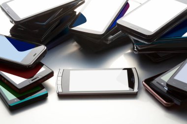 beyaz arkaplanda farklı renkte modern cep telefonları      