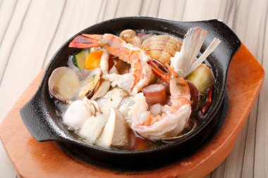 Arka planda tabakta lezzetli deniz ürünleri, yakın plan.