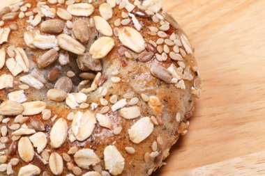 Masa arkasında ayçekirdeği olan ekmek.