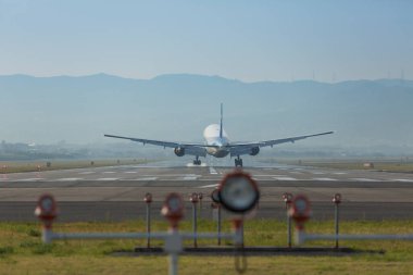 Havaalanındaki uçak pistinde.