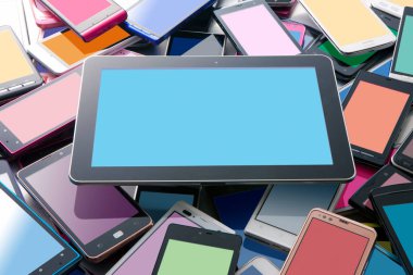 Beyaz arkaplanda modern dijital aygıtların yakın görüntüsü                                              