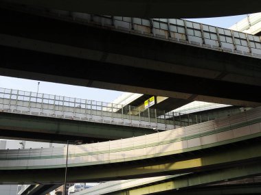 Modern şehir binaları, köprü yapısının mimari görüntüleri.