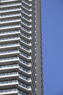 Japon şehrinde modern bina, mavi gökyüzü arka planında gökdelen 