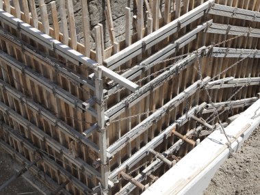 Beton temel inşaat alanını destekleyen ahşap yapı